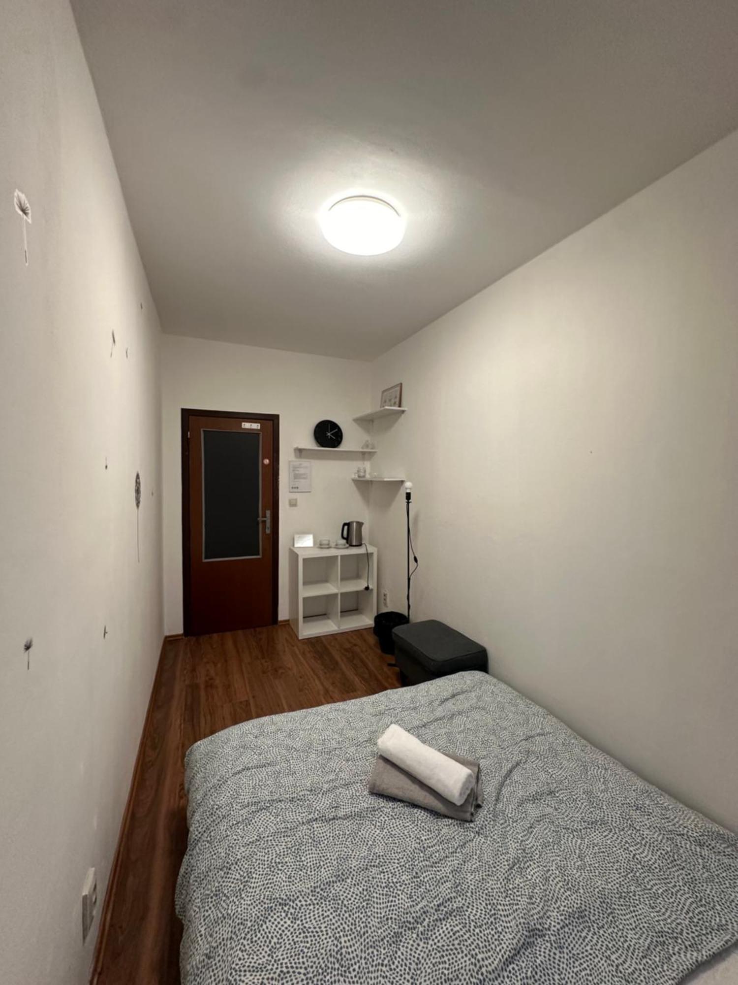 Room 1 Km From Center Bratislava Ngoại thất bức ảnh